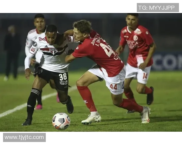 智利大学与达伽马激战解放者杯争夺小组出线关键战役